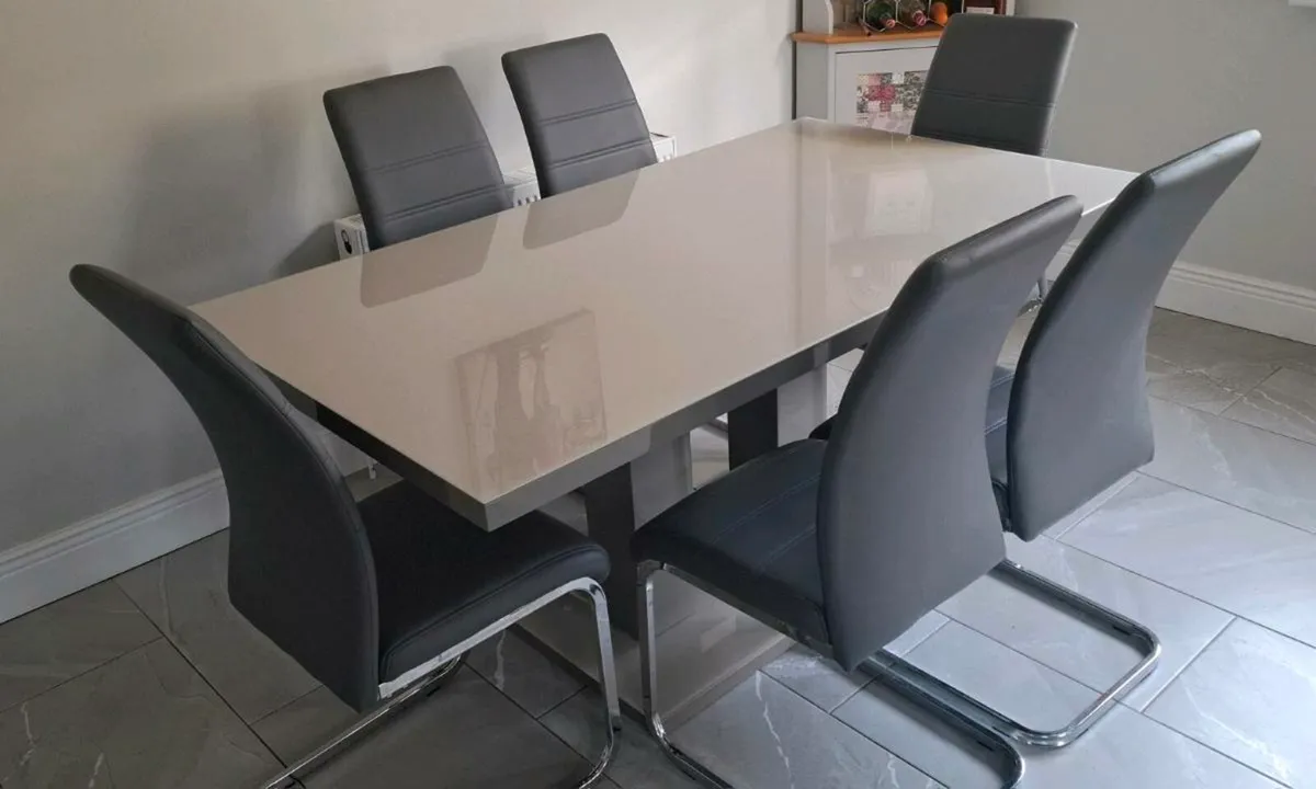 Dining table + 6 chairs - Image 1