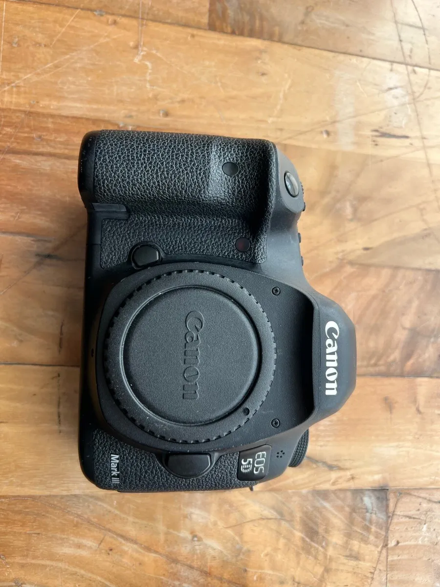 Canon 5D III body and accessories - Image 1