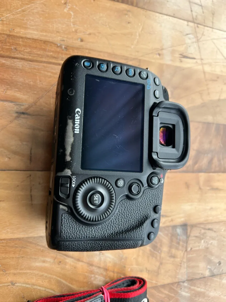 Canon 5D III body and accessories - Image 2