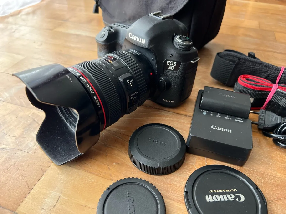 Canon 5D III body and accessories - Image 3