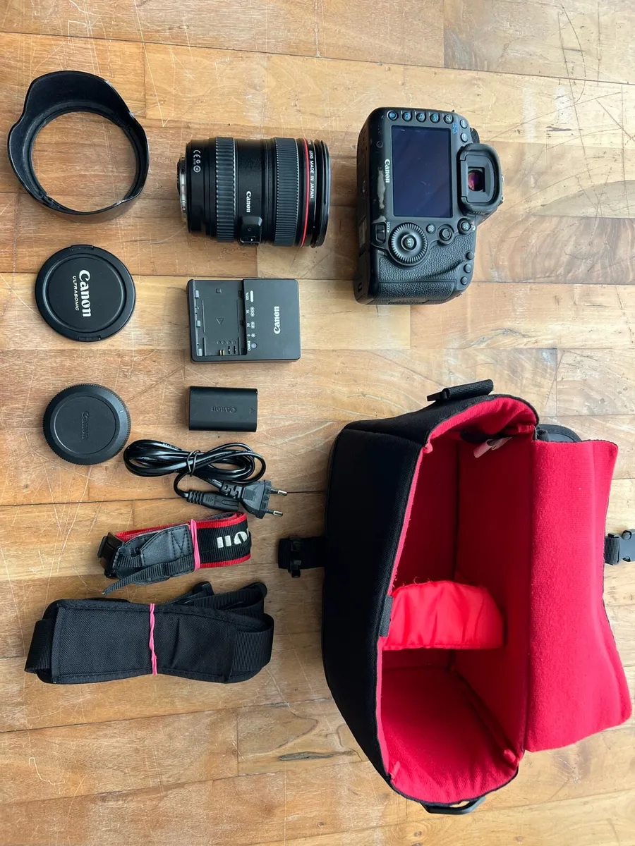 Canon 5D III body and accessories - Image 4