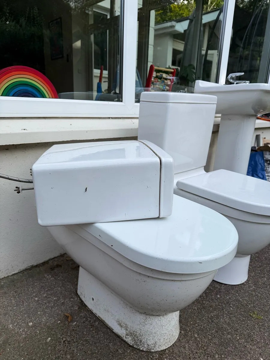 2x Duravit Toilets. 1 Duravit sink, Grohe mixer - Image 4