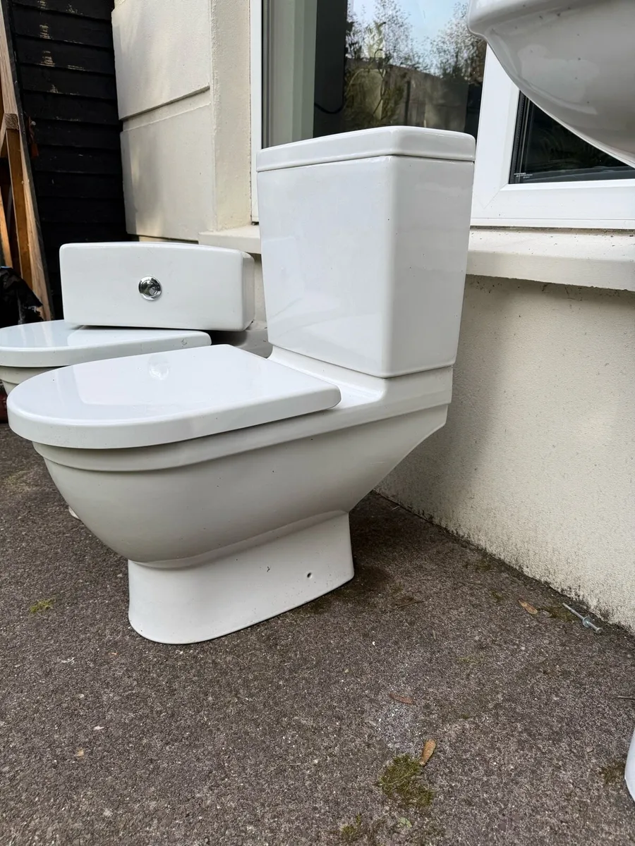 2x Duravit Toilets. 1 Duravit sink, Grohe mixer - Image 3
