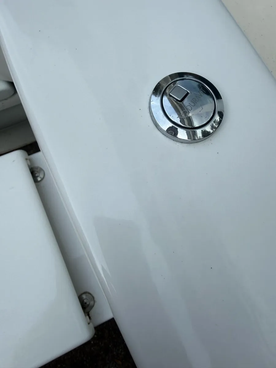 2x Duravit Toilets. 1 Duravit sink, Grohe mixer - Image 2