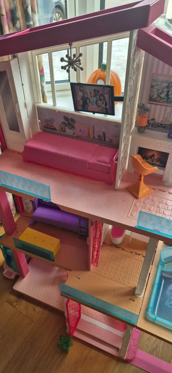 Barbie Dreamhouse & extra pieces - Image 2