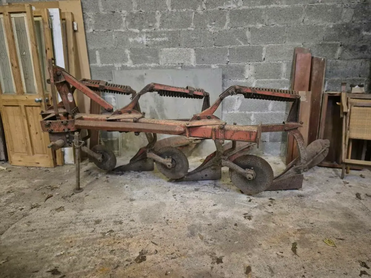 SANDERUM 3 FURROW SPRUNG PLOUGH - Image 1
