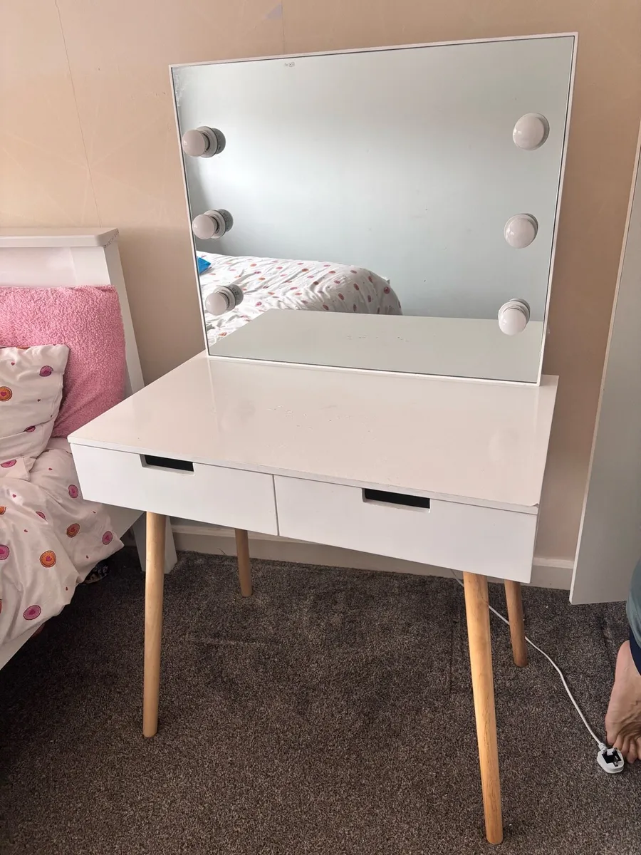 Dressing table with Hollywood mirror