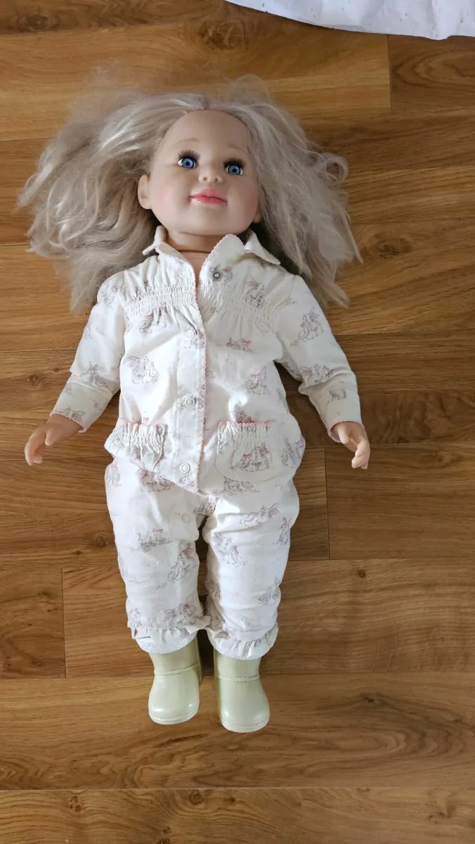 Large girls doll with outfits - Image 3
