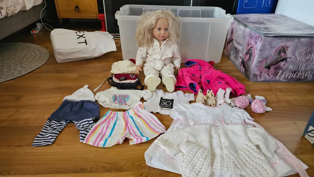 Large girls doll with outfits - Image 2