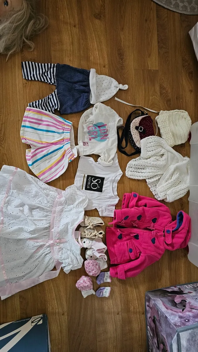 Large girls doll with outfits - Image 4