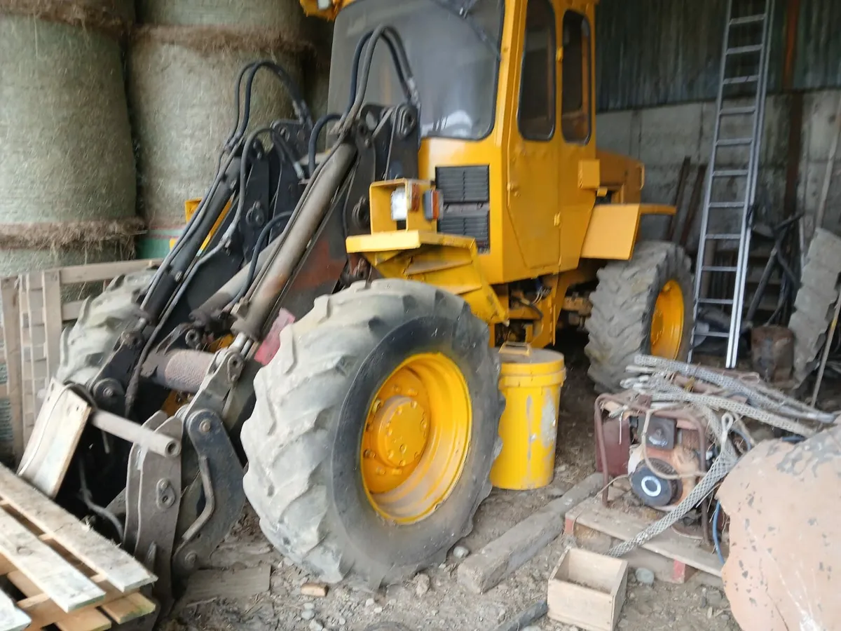 Volvo 4200 Loader - Image 1
