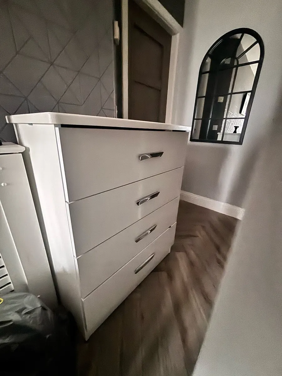 Matching chest of drawers and locker - Image 1
