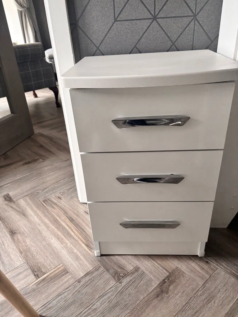 Matching chest of drawers and locker - Image 2