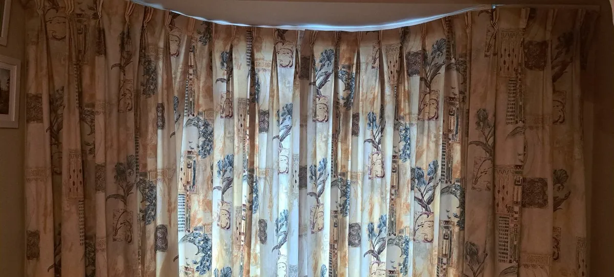 Table  and Curtains - Image 3