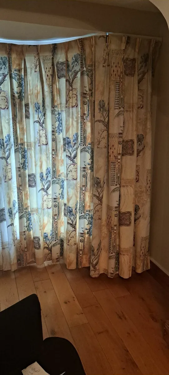 Table  and Curtains - Image 4