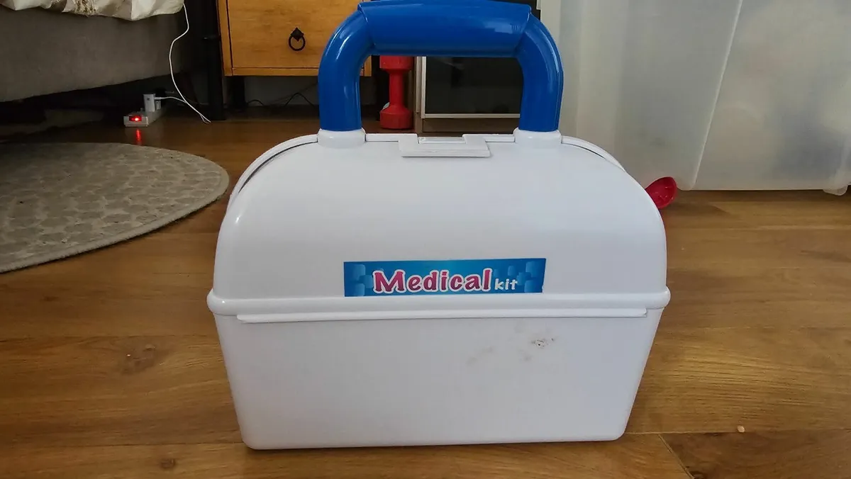 Toy doctor kit - Image 1
