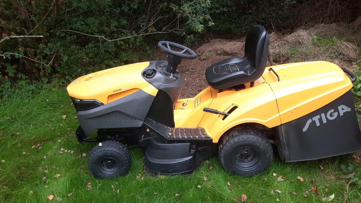 Ride on lawnmower - Image 1