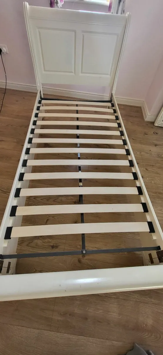 Single sleigh bed - Image 1