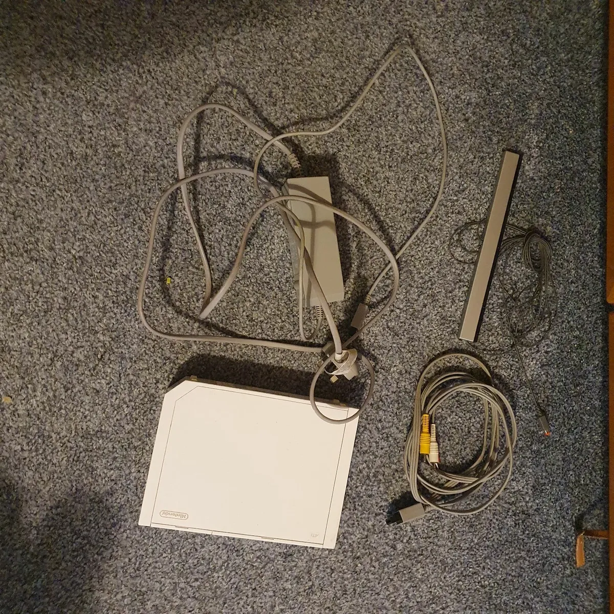 Nintendo Wii + cables, controllers + 30+ games - Image 1
