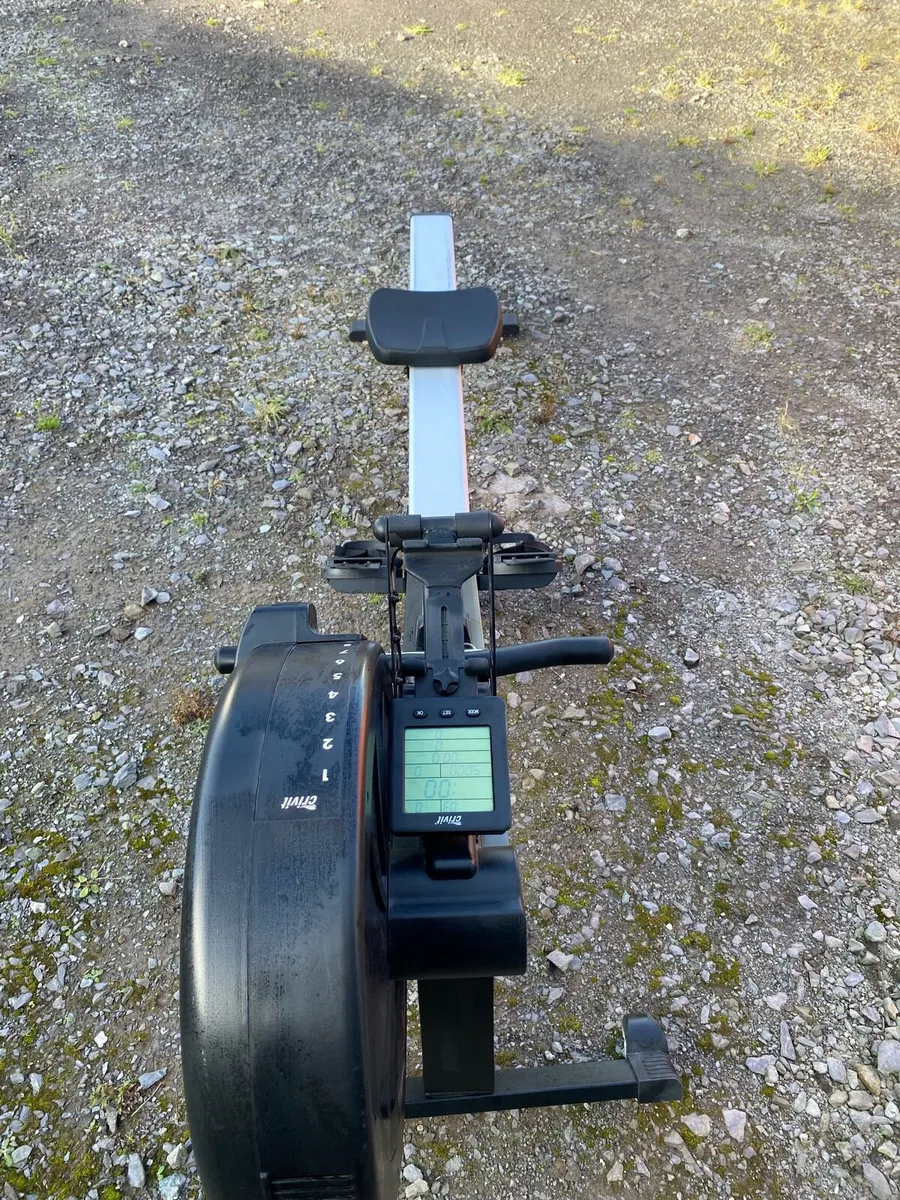 Rowing machine - Image 1