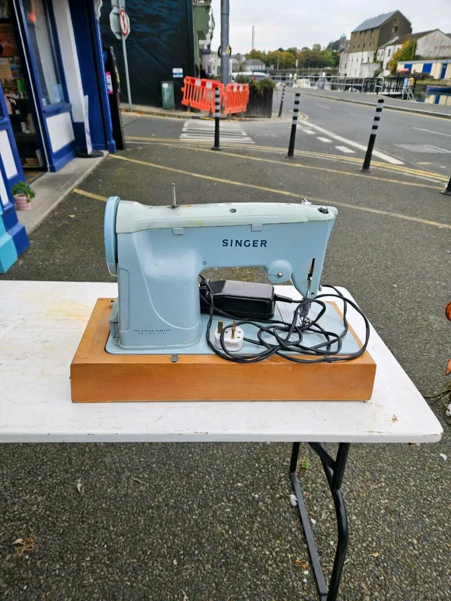 Vintage Singer Sewing Machine - Image 3