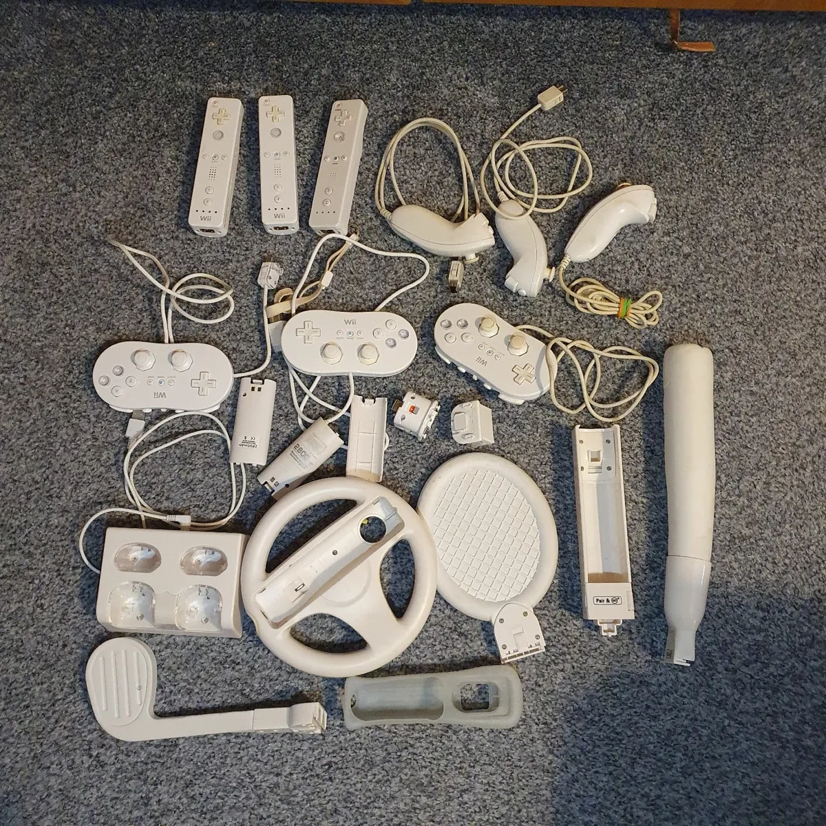 Nintendo Wii + cables, controllers + 30+ games - Image 2