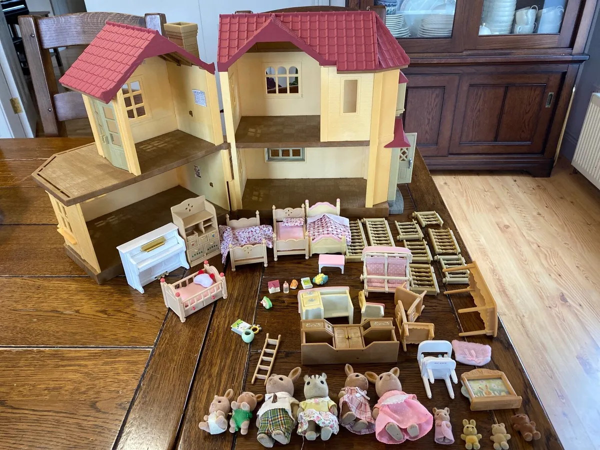 Sylvanian toys- Beechwood Hall - Image 1