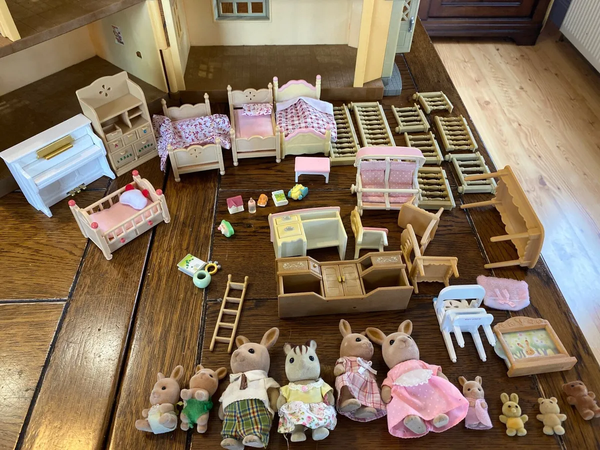 Sylvanian toys- Beechwood Hall - Image 2