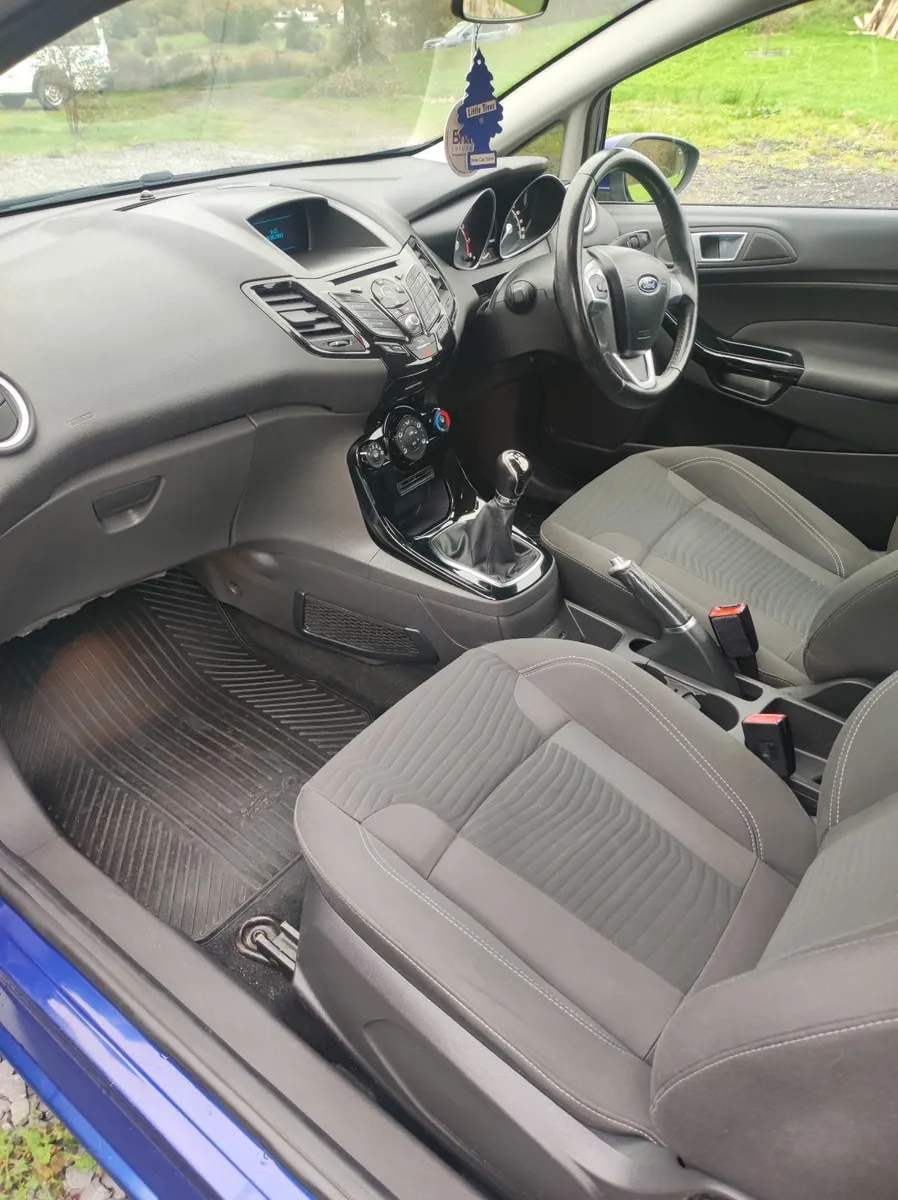 Ford Fiesta 2015 - Image 2