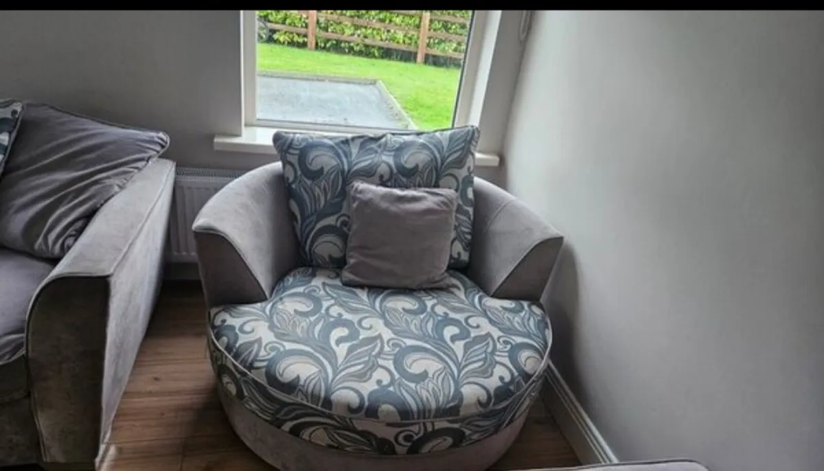 Swivel chair - Image 1