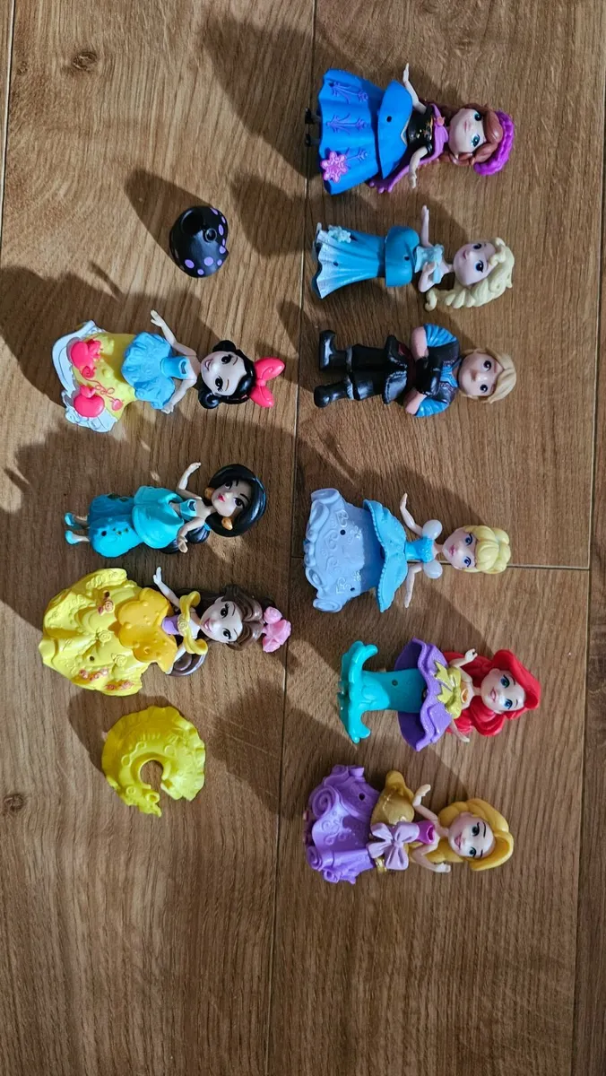 9 girls Disney dress up dolls - Image 1