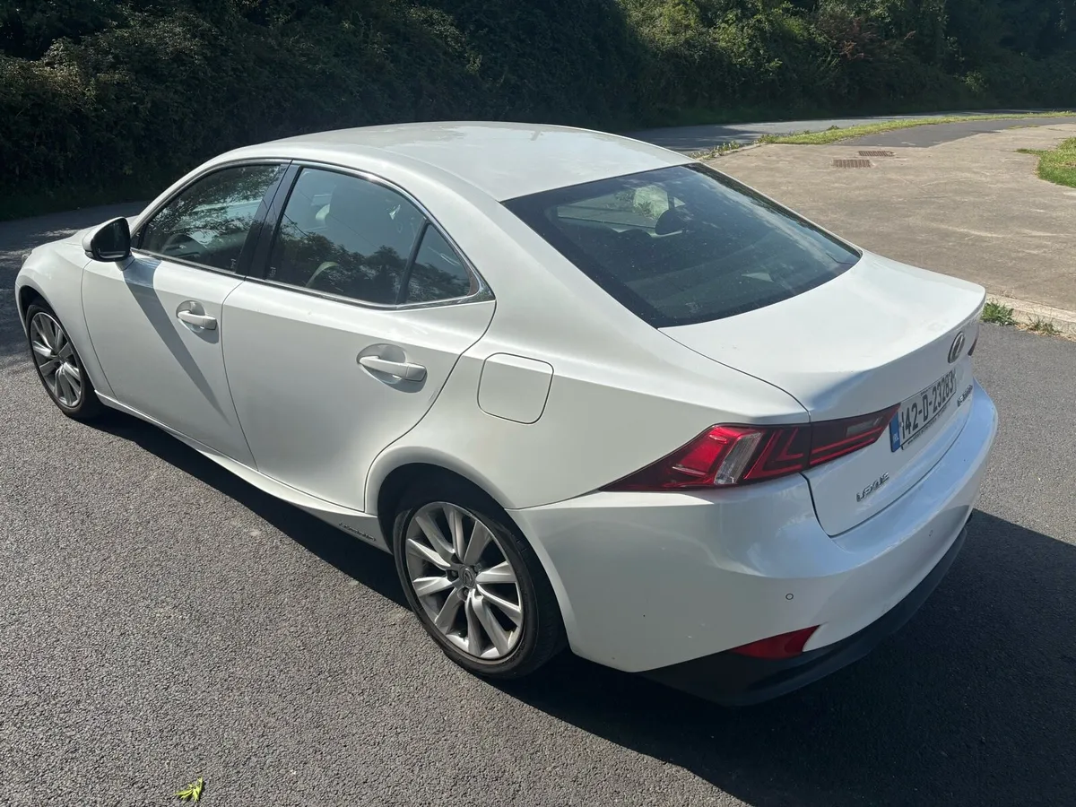142 LEXUS IS300H NCT 08/26 - Image 4