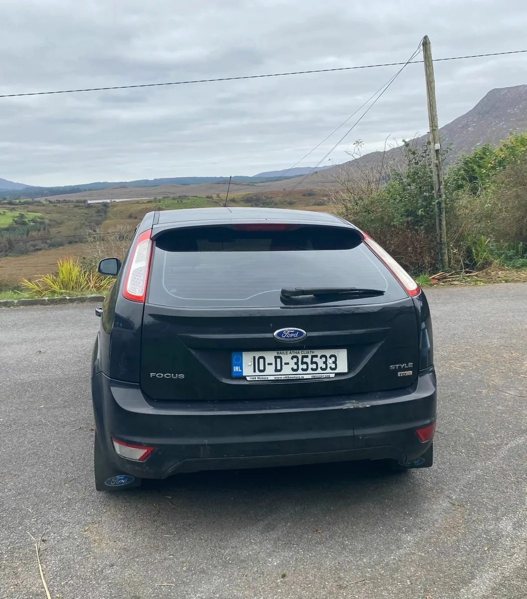 Ford Focus 2010 - Image 2
