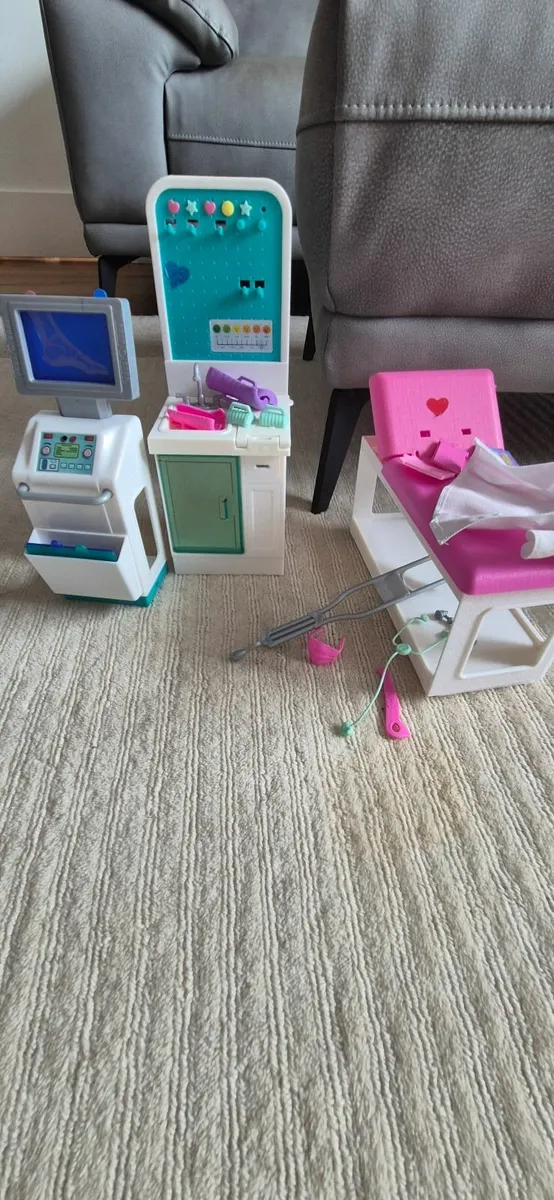 Barbie in wheelchair,  baby buggy & doctors & shop - Image 2