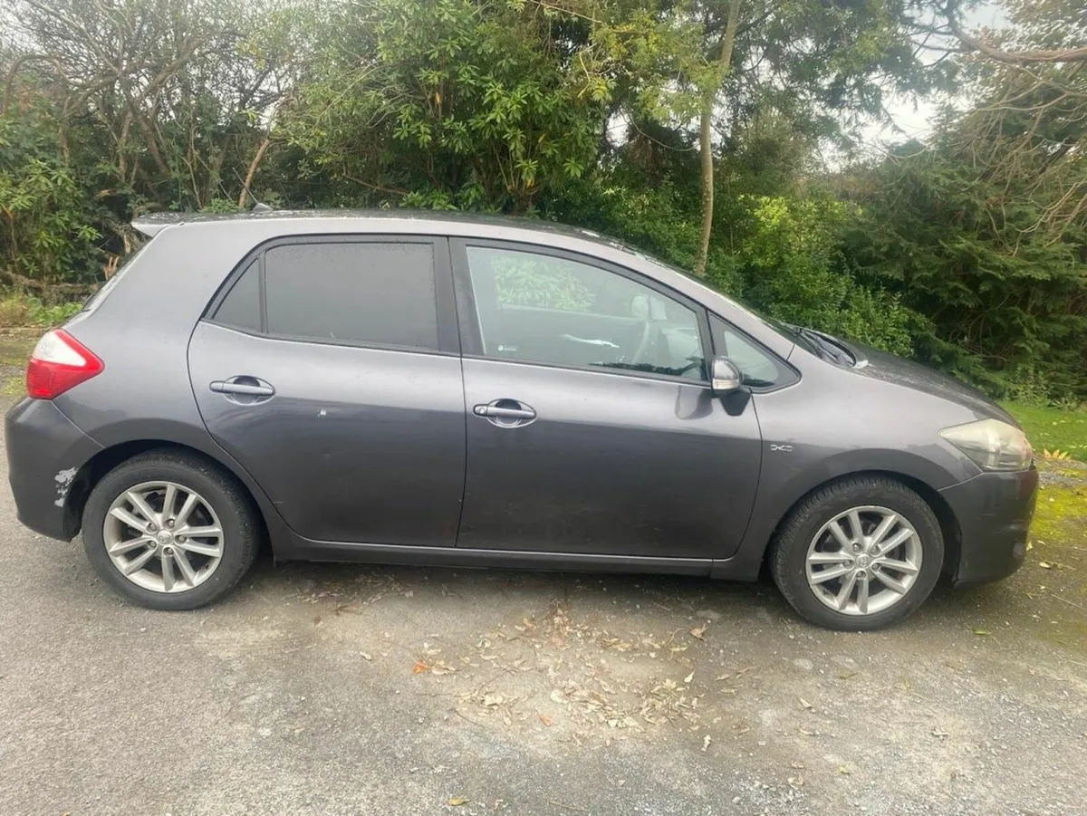 Toyota Auris 2011 - Image 1