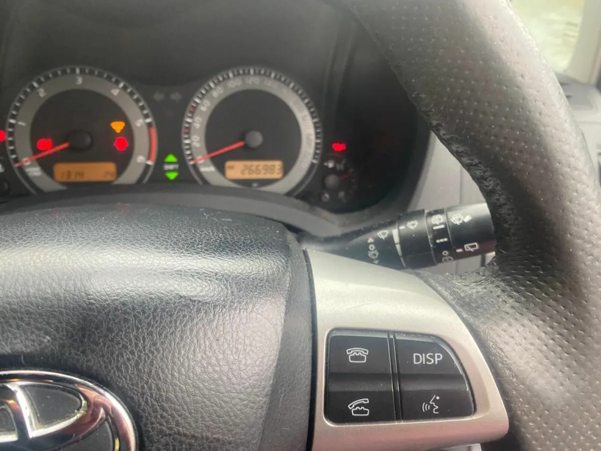 Toyota Auris 2011 - Image 2
