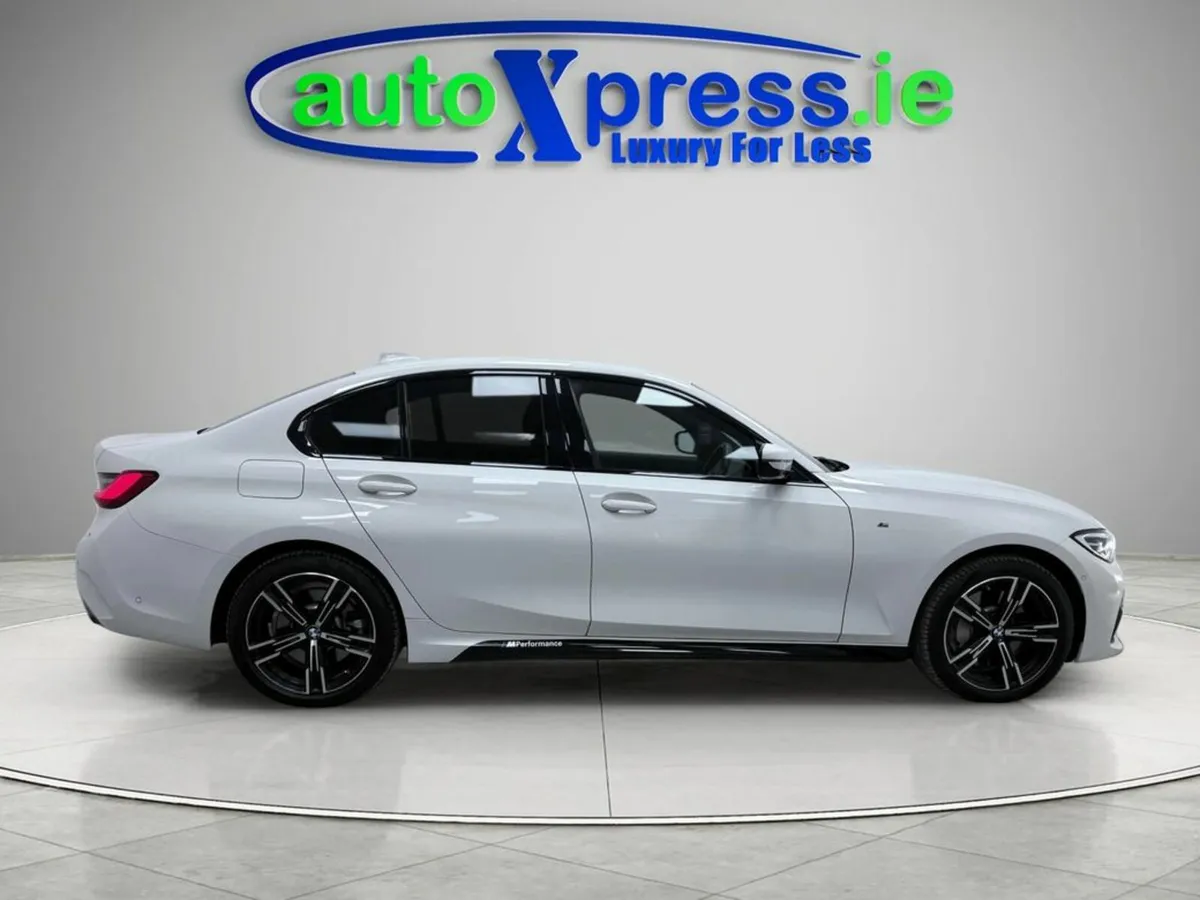 BMW 3-Series 330E M SPORT Automatic, Reversing cam - Image 3