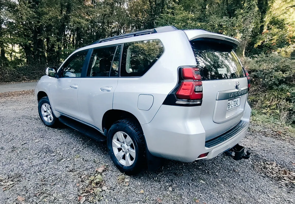 Toyota Landcruiser 5 seat crew cab - Image 3