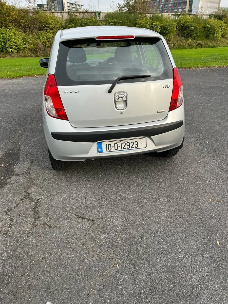 Hyundai i10  hatchback 2010 - Image 1
