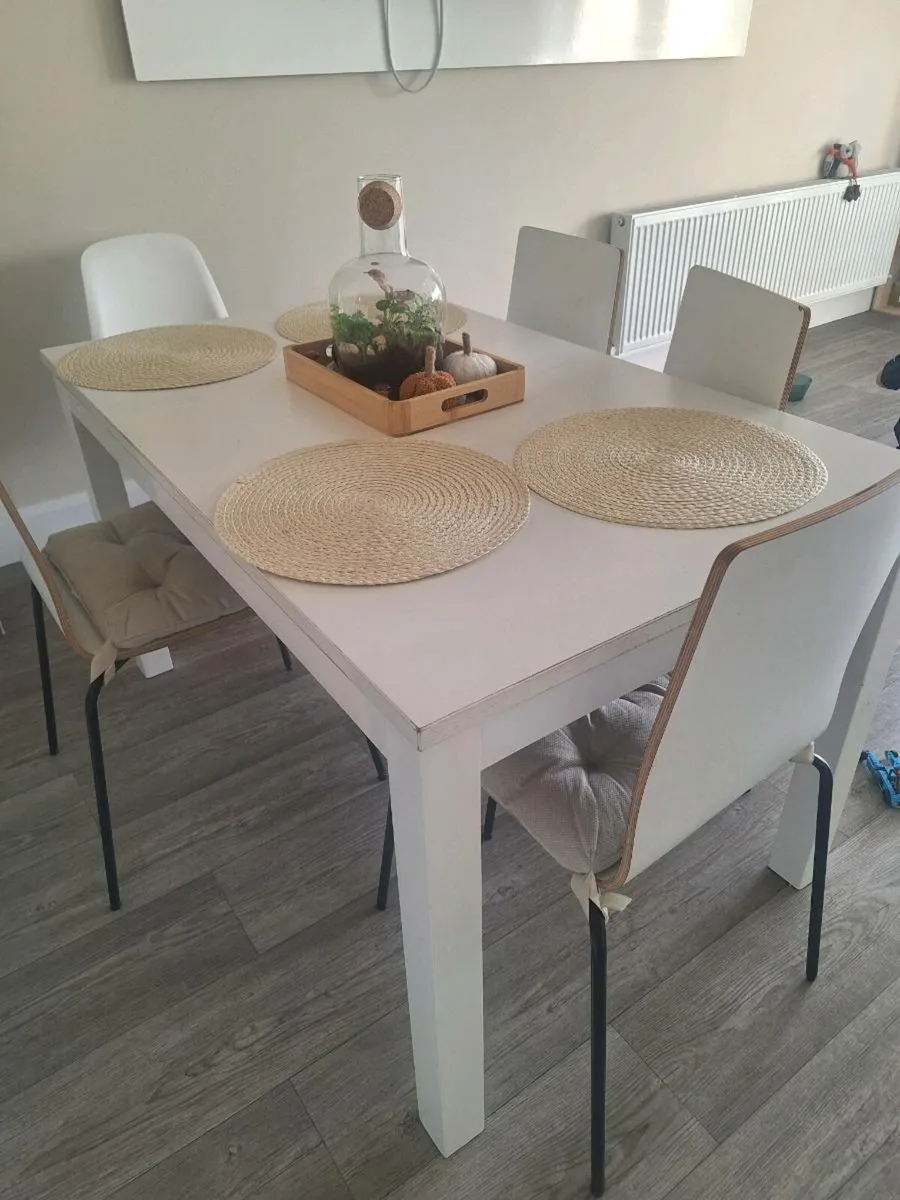 Extendable table and 4 chairs - Image 1