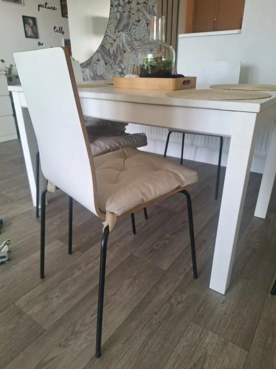 Extendable table and 4 chairs - Image 2