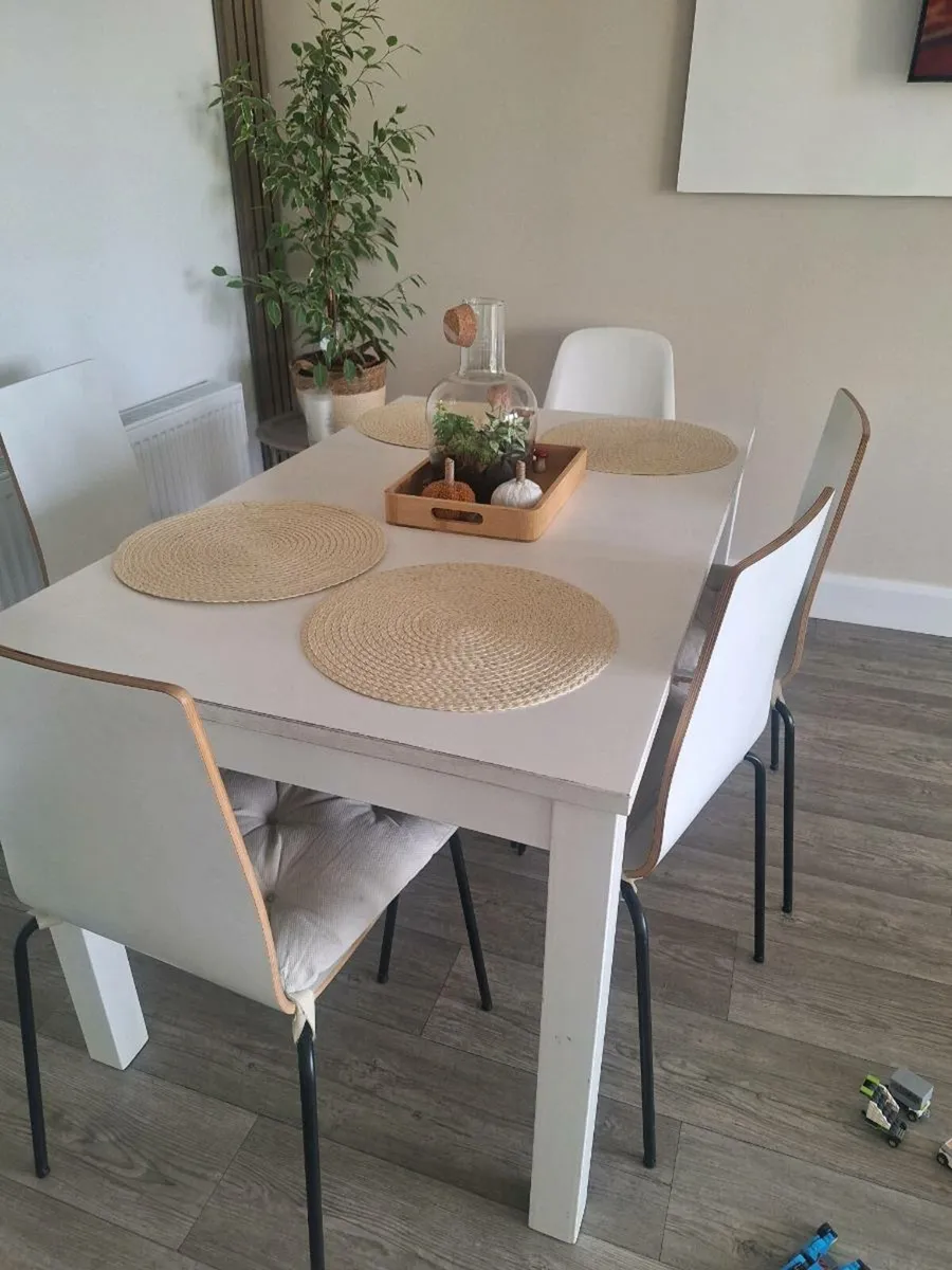 Extendable table and 4 chairs - Image 3