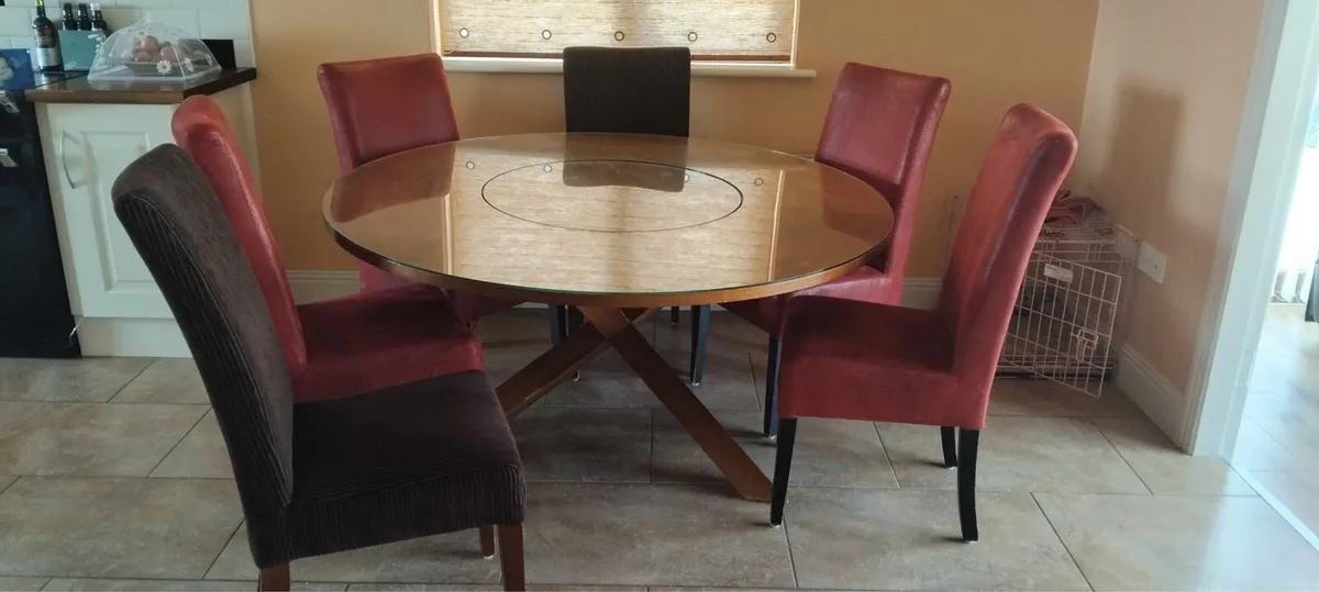 Table and chairs - Image 1
