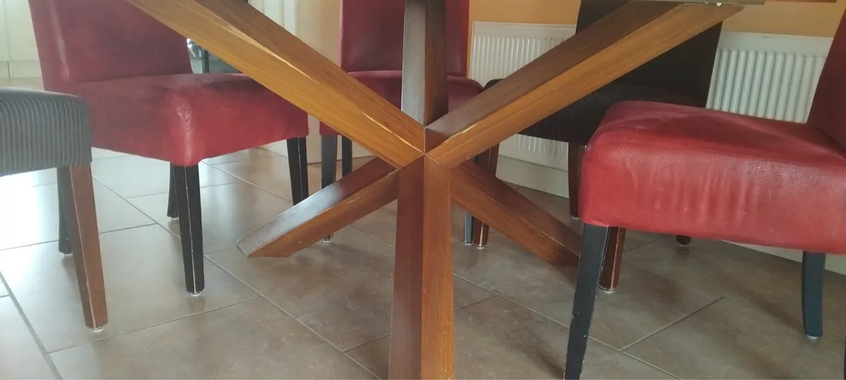 Table and chairs - Image 3