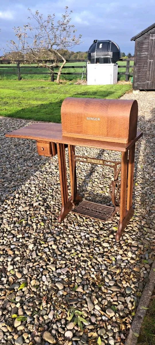 Old original  singer  sowing  machine - Image 1