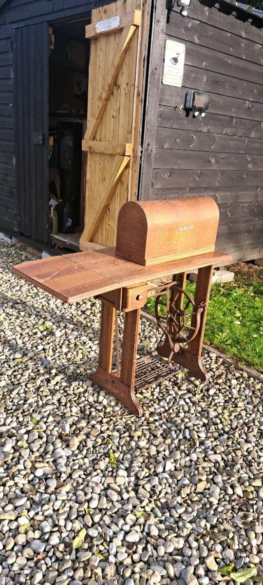Old original  singer  sowing  machine - Image 2
