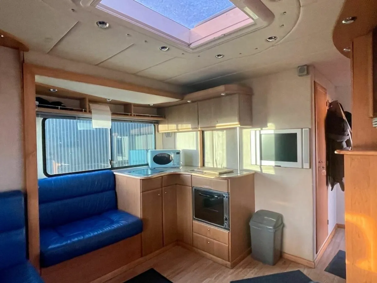Luxury & Modern 4 Horse Olympic Mercedes Horsebox - Image 3
