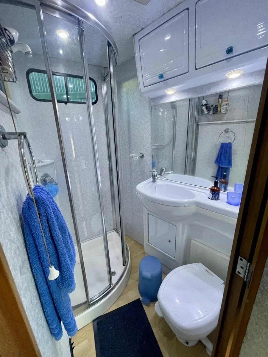 Luxury & Modern 4 Horse Olympic Mercedes Horsebox - Image 4