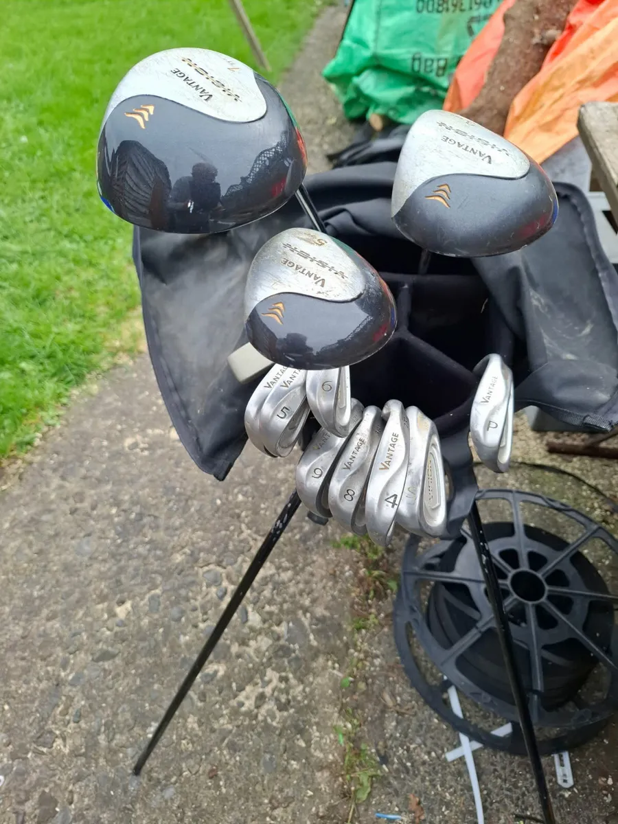 FULL SET OF GOLF CLUBS