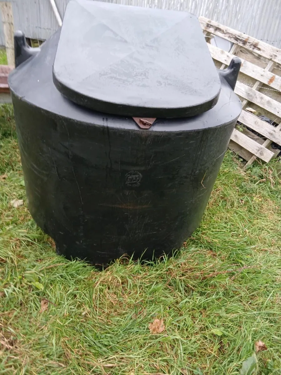 1/2 tonne JFC meal bin & lid-sold pending collecti